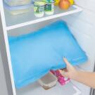 Az InnovaGoods Refrish vízzel tölthető párna jellemzői: Nagyszerű segítséget nyújt lázzal járó betegségek, láb-, hát-, nyak-, derékfájdalom, fejfájás, vagy napégés okozta kellemetlen tünetek enyhítésében. Hordozható, akár utazásaid során is magaddal tudod vinni. Emellett néhány percig a hűtőszekrényben hagyható a hűsítő hatás fokozása érdekében. Ez a párna nagyon kényelmes és puha, így tökéletes pihenésre és kikapcsolódásra. Ideális párna a forró nyári éjszakákon vagy fejfájás, láz vagy stressz enyhítésére. További specifikációk: Kétoldalas (PVC és puha tapintású bársony) Újratölthető hideg vízzel Lehűthető a hűtőben Igazán funkcionális, könnyű és kezelhető kivitelezés Könnyen használható, szállítható és tárolható Közvetlen érintkezés vagy párnahuzat alatt Méretek: 52 x 35 cm A csomag tartalma: 1 db InnovaGoods Refrish vízzel tölthető párna